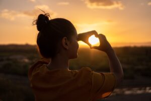 girl heart travel pic